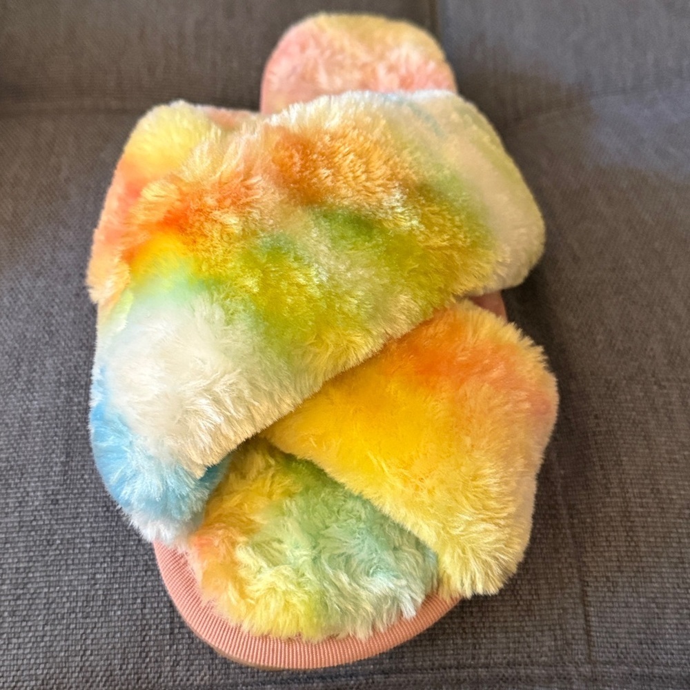 NWOT Woman’s Tie Dye Cross Band Faux Fur Slippers. Size 11.5-12. - Picture 2 of 6